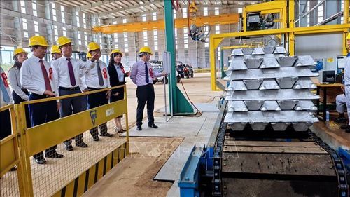 Phó Thủ tướng, Bộ trưởng Quốc phòng Phan Văn Giang cùng các đại biểu tham quan dây chuyền sản xuất tại Nhà máy điện phân nhôm Đắk Nông, dự án luyện nhôm kim loại đầu tiên của Việt Nam, ngày 26/7/2026. Ảnh: Nguyễn Huy Thành/TTXVN
