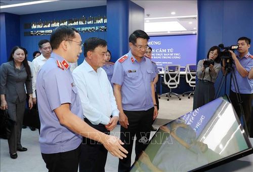 Thường trực Ban Bí thư Trần Cẩm Tú thăm Trung tâm điều hành thông minh và nền tảng quản lý án hình sự của ngành Kiểm sát nhân dân, ngày 27/7/2026. Ảnh: Phương Hoa/TTXVN