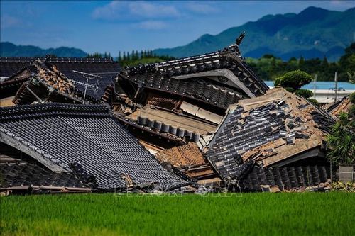 Những ngôi nhà bị hư hại sau trận động đất tại Kumamoto, Nhật Bản. Ảnh: THX/TTXVN phát
