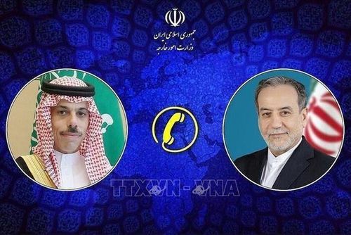 Ngoại trưởng Iran Abbas Araghchi (phải) và người đồng cấp Saudi Arabia Faisal bin Farhan. Ảnh: IRNA/TTXVN phát