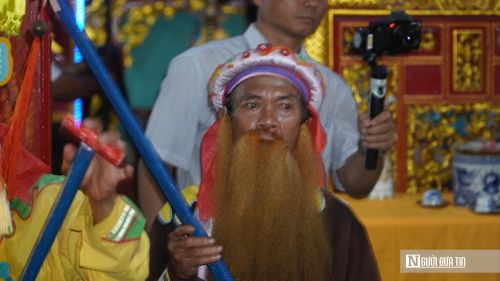 Một thành viên trong đoàn hát bả trạo.