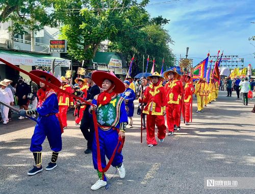 Ban hành lễ và các lực lượng tham gia diễu hành theo lộ trình đường Phạm Văn Đồng - Bà Triệu - cầu Lê Hồng Phong - Trưng Trắc - Ngư Ông, kết thúc tại Vạn Thủy Tú.