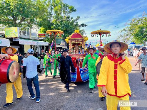 Sau khi hoàn thành nghi lễ ngoài khơi, đoàn ghe tiến vào cửa Cồn Chà, cập bờ kè đường Phạm Văn Đồng trong tiếng trống, chiêng và cờ hội rực rỡ.