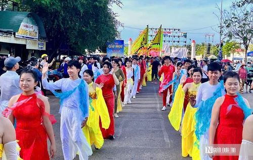 Lễ rước thu hút đông đảo người dân và du khách đến chiêm ngưỡng, góp phần tạo nên không khí lễ hội sôi động ngay giữa lòng đô thị biển.