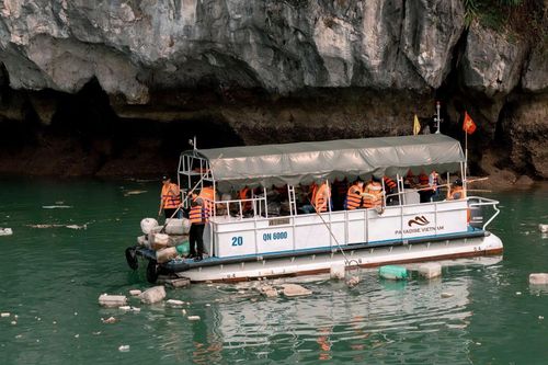 Nhân viên Paradise Vietnam đang triển khai hoạt động dọn rác trên vịnh Hạ Long. Ảnh: Paradise Vietnam