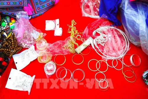 Những món trang sức truyền thống như vòng tay, vòng cổ, khuyên tai... được bày bán tại chợ phiên, góp phần làm phong phú thêm sắc màu văn hóa của đồng bào các dân tộc vùng cao. Ảnh: Xuân Tiến - TTXVN