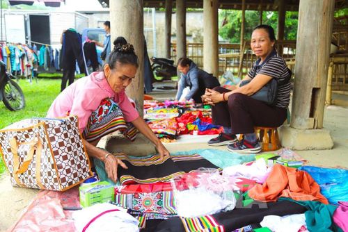 Những bộ trang phục truyền thống với hoa văn thổ cẩm đặc trưng được đồng bào dân tộc thiểu số mang đến chợ phiên để giới thiệu và bán cho du khách. Ảnh: Xuân Tiến - TTXVN 