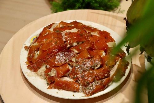 Đây là lần đầu tiên, món lợn sữa quay Lạng Sơn có mặt tại phố Tràng Tiền để phục vụ người dân thủ đô và du khách tham quan thưởng thức ẩm thực xứ Lạng