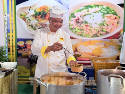 Đầu bếp Lê Minh Khoa (46 tuổi, bếp trưởng Nhà hàng Khoa Trí An Giang) tỉ mỉ hoàn thiện từng tô bún kèn Hà Tiên, sẵn sàng phục vụ người dân và du khách. Ảnh: Thanh Sang - TTXVN