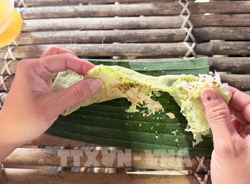Chiếc bánh rây vàng óng, thơm mùi lá dứa và dừa, góp phần quảng bá nét đặc sắc của ẩm thực Khmer An Giang. Ảnh: Thanh Sang- TTXVN