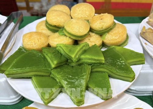 Bánh da lợn nhiều lớp mềm dẻo, hòa quyện hương lá dứa và nước cốt dừa, là món bánh truyền thống của Nam Bộ. Ảnh: Thanh Sang/TTXVN