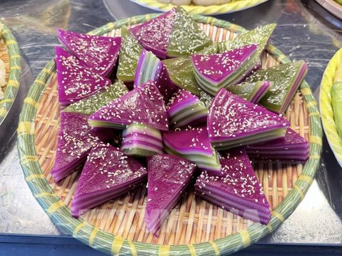 Bánh da lợn nhiều màu sắc được trưng bày đẹp mắt tại ngày hội. Ảnh: Thanh Sang-TTXVN
