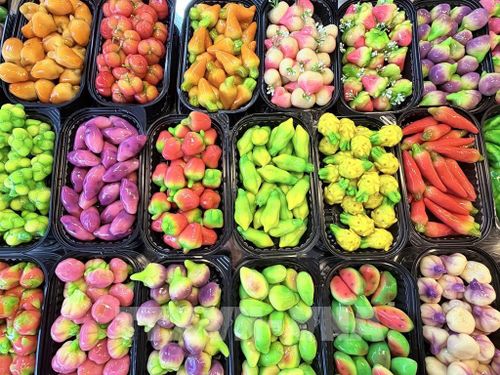 Bánh đậu xanh tạo hình trái cây nhiều màu sắc được trưng bày tại Ngày hội Bánh dân gian Nam Bộ - An Giang 2026. Ảnh: Thanh Sang-TTXVN