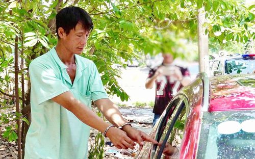 Đối tượng Mai Văn Lạc đang thực nghiệm hiện trường. Ảnh: Công an Đà Nẵng