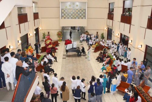 Nghệ sĩ Nguyệt Thu biểu diễn tại bệnh viện Bạch Mai
