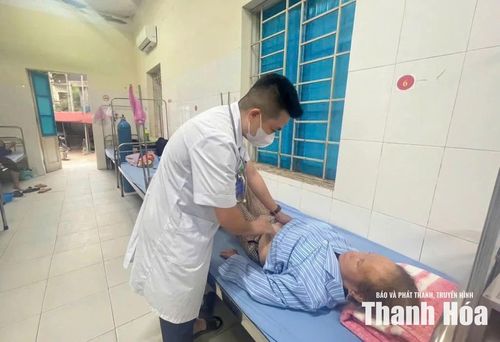 Bác sĩ Hà Văn Đạt thăm, khám cho bệnh nhân tại Bệnh viện Đa khoa Mường Lát.