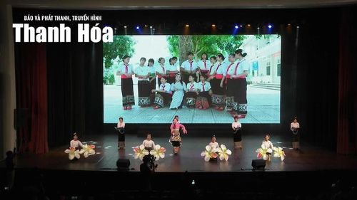Cô Nga và các học trò biểu diễn tại đêm trao giải ở Thủ đô Hà Nội.