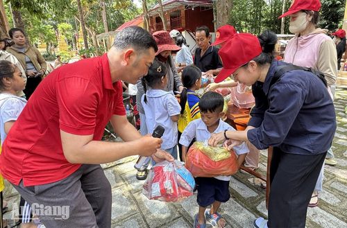 300 phần quà được Nhóm từ thiện niềm tin Gò Công - Tiền Giang trao cho người dân, học sinh xã Ô Lâm.