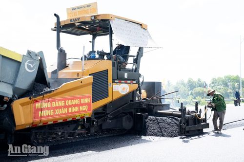 Công nhân thảm nhựa đầu tuyến cao tốc Châu Đốc - Cần Thơ - Sóc Trăng giao với Quốc lộ 91, tại phường Vĩnh Tế.