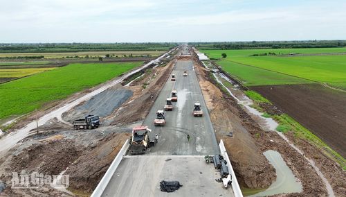 Để đảm bảo tiến độ dự án trong giai đoạn tăng tốc, nhà thầu đã bố trí phương tiện, lực lượng nhân công hợp lý và bảo đảm an toàn lao động.