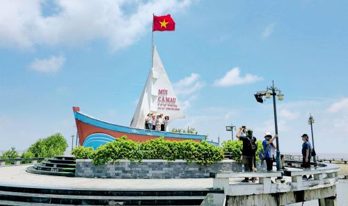 Biểu trưng của Mũi Cà Mau mang hình ảnh một con tàu vươn mình ra biển lớn.