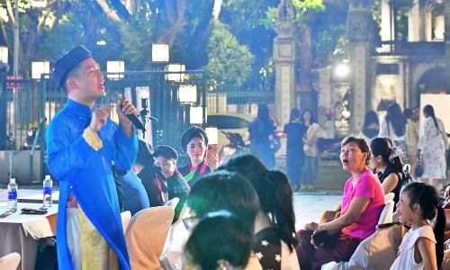  Không chỉ biểu diễn, các nghệ sĩ Nhà hát Dân ca Quan họ Bắc Ninh còn trực tiếp hướng dẫn khán giả thực hành hát quan họ, tạo nên không gian trải nghiệm gần gũi, sôi nổi. 