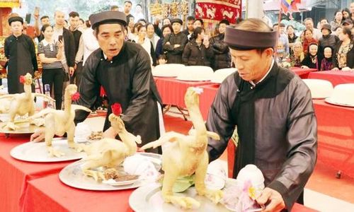 Thi lễ xôi - gà tại đình Phú Lộc (phường Mão Điền).