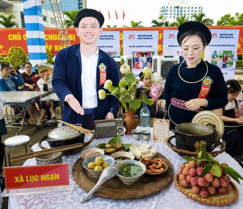 Gia đình anh Dương Văn Kiên (xã Lục Ngạn) với mâm cơm đoạt giải A cuộc thi "Bữa cơm gia đình - Hương vị Kinh Bắc".