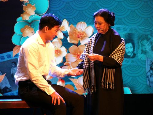 NSND Kim Cương và diễn viên trẻ trong một phân cảnh của vở Lá sầu riêng - tác phẩm gắn liền với tên tuổi của bà qua nhiều thế hệ khán giả. Ảnh: H.K