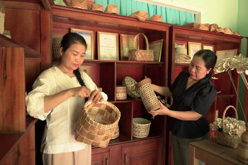 Phụ nữ Thạnh Bình sản xuất nhiều sản phẩm thủ công mỹ nghệ từ mo cau. Ảnh: PHAN VINH