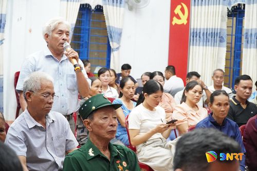Người dân thôn Hiệp Thuận phát biểu tại diễn đàn. Ảnh: N.ĐOAN