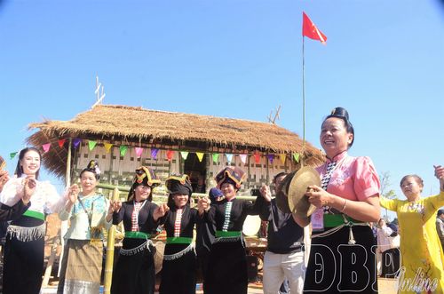 Người dân và du khách cùng nắm tay xòe đoàn kết, trong không gian văn hóa truyền thống đồng bào các dân tộc thiểu số trong Lễ hội Hoa Anh Đào 2026.