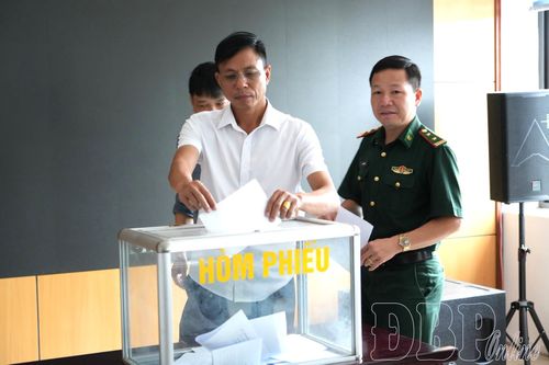 Cán bộ xã Mường Nhé bỏ phiếu quy hoạch các chức danh cán bộ lãnh đạo, quản lý.