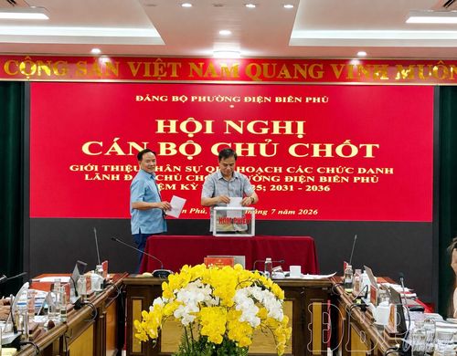 Lãnh đạo Đảng ủy phường Điện Biên Phủ bỏ phiếu giới thiệu nhân sự.