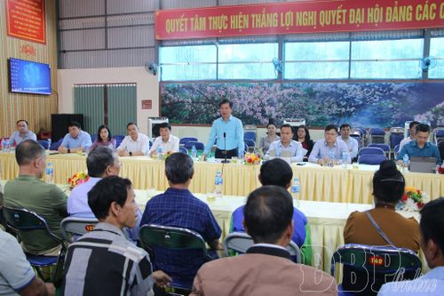 Lãnh đạo xã Búng Lao gặp mặt người có uy tín trên địa bàn xã.