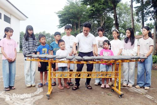 Anh Nguyễn Duy Thảo hướng dẫn học sinh chơi đàn đá.
