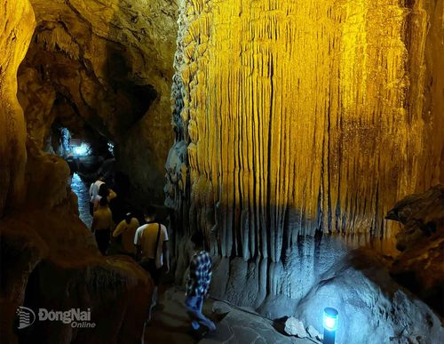 Khám phá hang động Ngườm Ngao để chiêm ngưỡng những nhũ đá, măng đá có hình thù độc đáo, được tạo hóa bào mòn qua hàng triệu năm.