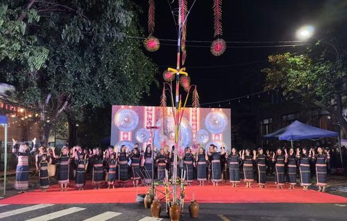 Những thanh âm hùng tráng của đại ngàn qua tiết mục "Cồng chiêng chào đón khách", do các nghệ nhân Làng văn hóa du lịch cộng đồng Plei Ơp (phường Pleiku) biểu diễn. Ảnh: M.C