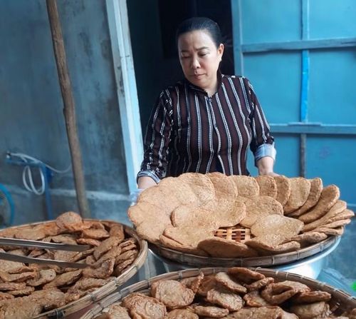 Chả cá là một trong những đặc sản được nhiều du khách lựa chọn mua làm quà khi đến Nhơn Châu. Ảnh: D.Đ
