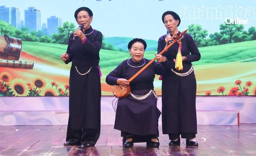 Tiết mục tam ca "Niềm vui của ngưởi cao tuổi" do đội thi xã Khánh Vĩnh biểu diễn.