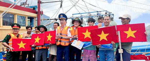 Đoàn công tác tặng cờ Tổ quốc và quà cho ngư dân.