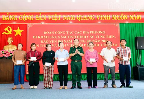 Đại diện đoàn đại biểu tỉnh Khánh Hòa tặng quà cho các gia đình chính sách tại đặc khu Côn Đảo.