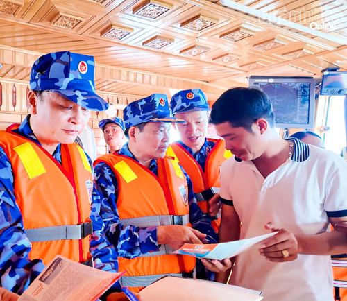 Đoàn công tác kiểm tra tàu hàng hoạt động trên vùng biển khảo sát.