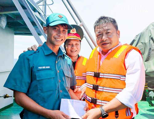 Đồng chí Võ Hoàn Hải tặng quà cho Hải đội Dân quân thường trực.