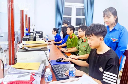 Đoàn viên, thanh niên xã Phước Hữu hỗ trợ lực lượng công an đối soát dữ liệu dân cư, phục vụ công tác làm sạch dữ liệu đất đai.