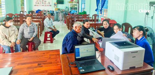 Giải quyết thủ tục hành chính cho người dân Tổ dân phố Nha Hố.