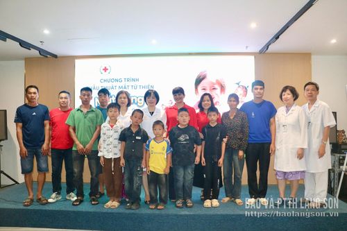 Đại diện Hội Chữ thập đỏ tỉnh và Bệnh viện Mắt Ánh Dương chụp ảnh lưu niệm cùng các trẻ có hoàn cảnh khó khăn được tham gia chương trình "Mắt sáng cho em - Thắp sáng tương lai"