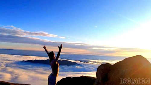 Du khách khám phá biển mây trên đỉnh Lùng Cúng.