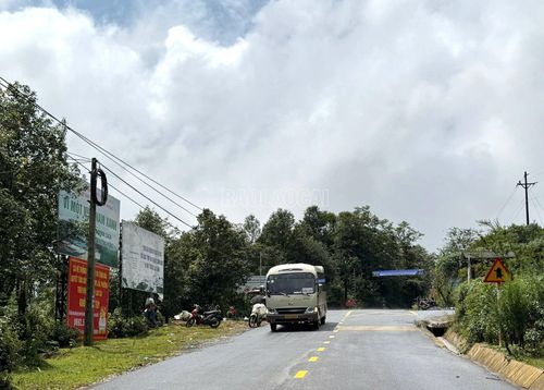 Trước đây, từ phường Lào Cai, để đến được Y Tý, bạn phải mất hơn 3 giờ đồng hồ điều khiển xe, vượt qua những đoạn đường xuống cấp. Tuy nhiên, từ khi tuyến Tỉnh lộ 158 được nâng cấp, thời gian di chuyển rút xuống còn hơn 1,5 giờ đồng hồ.
