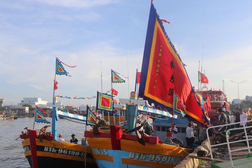 Các tàu cá, ghe lễ được trang hoàng cờ phướn của Lăng, Vạn, cờ ngũ hành rực rỡ chuẩn bị tiến về Hòn Lao